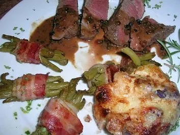 Filetsteaks vom Rind mit Pfeffersauce und blau-gelbem Kartoffelgratin - Rezept - Bild Nr. 2