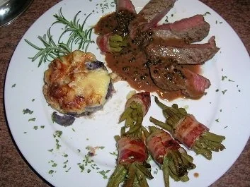 Filetsteaks vom Rind mit Pfeffersauce und blau-gelbem Kartoffelgratin - Rezept - Bild Nr. 3