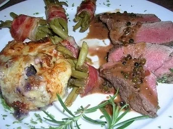 Filetsteaks vom Rind mit Pfeffersauce und blau-gelbem Kartoffelgratin - Rezept - Bild Nr. 4