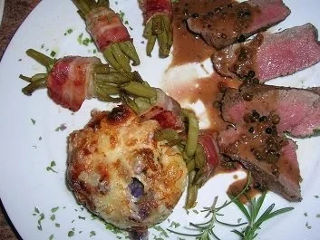 Filetsteaks vom Rind mit Pfeffersauce und blau-gelbem Kartoffelgratin - Rezept - Bild Nr. 5