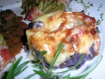 Filetsteaks vom Rind mit Pfeffersauce und blau-gelbem Kartoffelgratin - Rezept - Bild Nr. 6