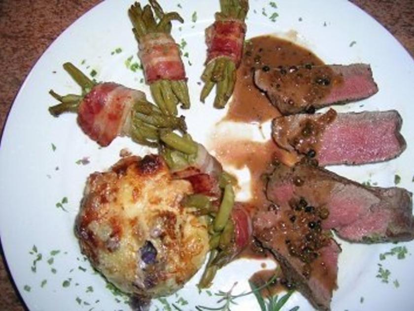 Filetsteaks vom Rind mit Pfeffersauce und blau gelbem Kartoffelgratin ...