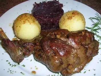 Keulen vom Wildhasen mit Rotkohl und Kartoffelknödel - Rezept - Bild Nr. 3