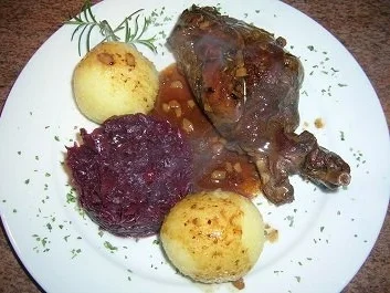 Keulen vom Wildhasen mit Rotkohl und Kartoffelknödel - Rezept - Bild Nr. 4