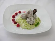 Süße  Quinoa- Bällchen mit Himbeerkern auf Avocadocreme - Rezept