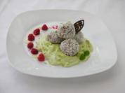 Süße  Quinoa- Bällchen mit Himbeerkern auf Avocadocreme - Rezept
