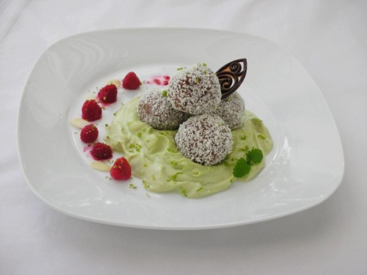 Bilder für Süße Quinoa- Bällchen mit Himbeerkern auf Avocadocreme - Rezept