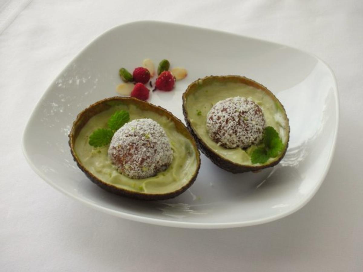 Süße  Quinoa- Bällchen mit Himbeerkern auf Avocadocreme - Rezept - Bild Nr. 2