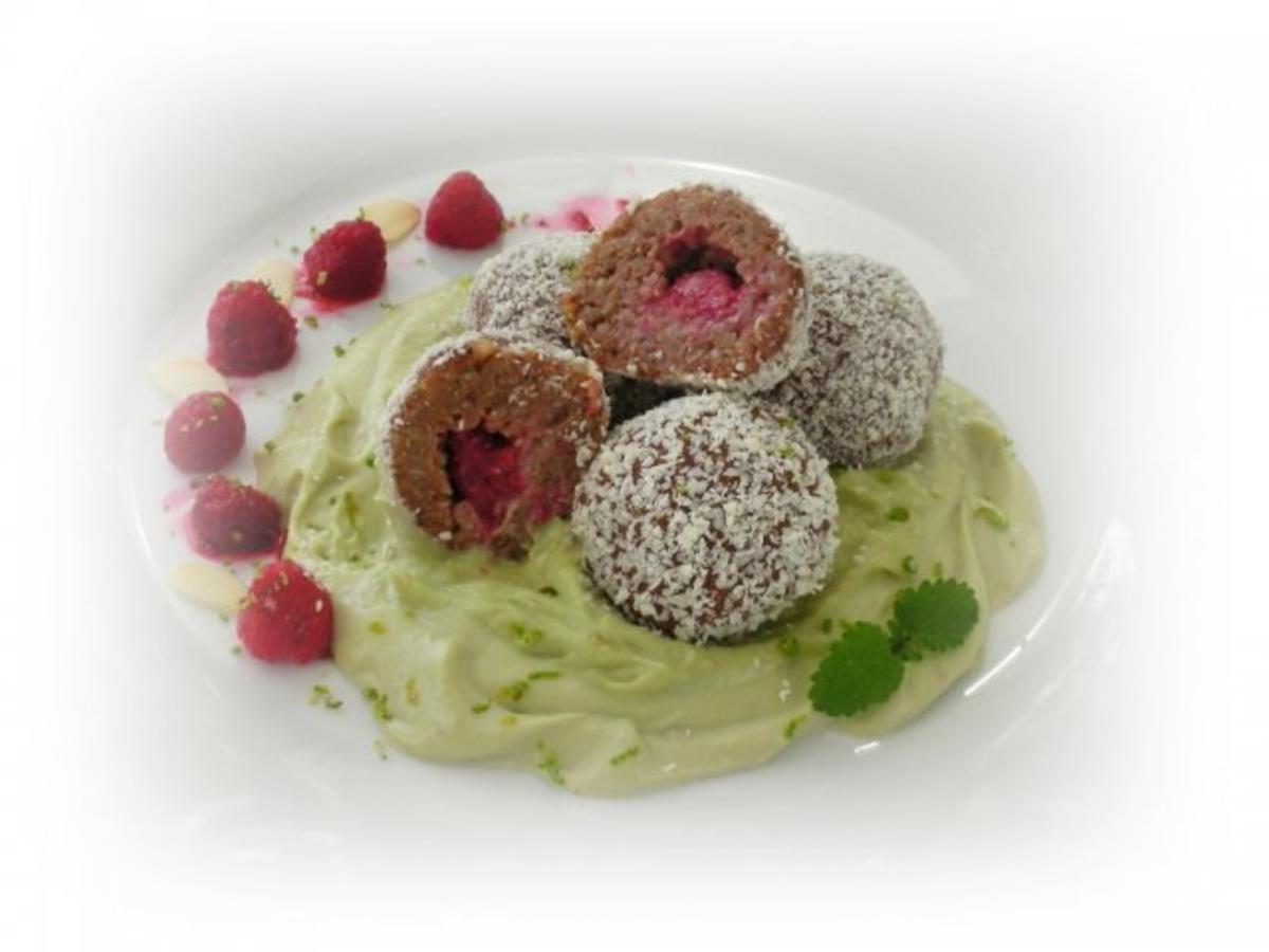 Süße  Quinoa- Bällchen mit Himbeerkern auf Avocadocreme - Rezept - Bild Nr. 3
