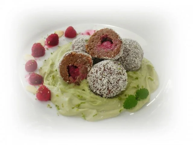 Rezept: Süße Quinoa- Bällchen mit Himbeerkern auf Avocadocreme Bild Nr. 3 Süße Quinoa- Bällchen mit Himbeerkern auf Avocadocreme - Rezept - Bild Nr. 3