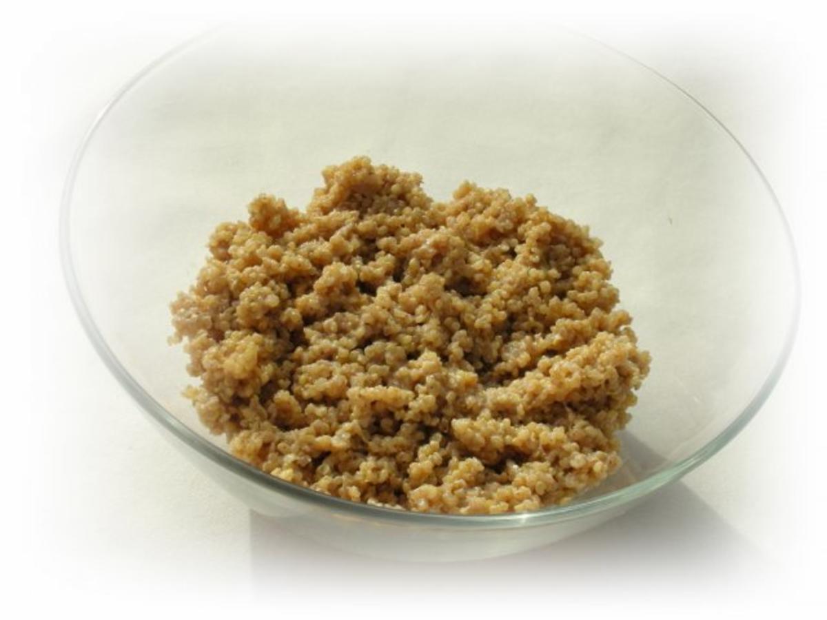 Süße  Quinoa- Bällchen mit Himbeerkern auf Avocadocreme - Rezept - Bild Nr. 5