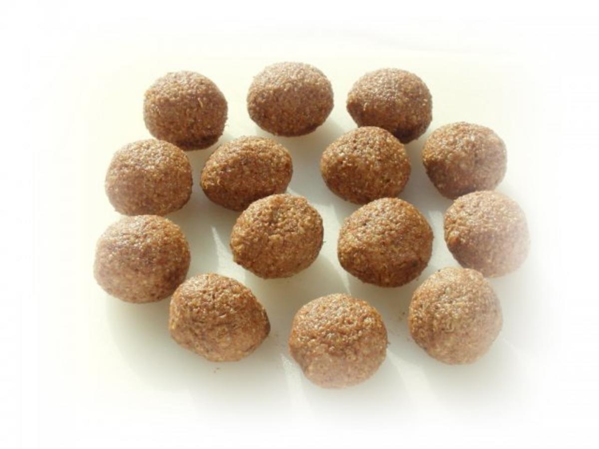 Süße  Quinoa- Bällchen mit Himbeerkern auf Avocadocreme - Rezept - Bild Nr. 8