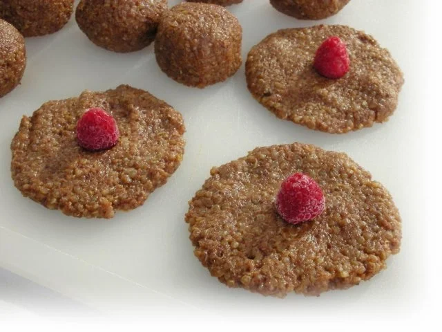 Rezept: Süße Quinoa- Bällchen mit Himbeerkern auf Avocadocreme Bild Nr. 9 Süße Quinoa- Bällchen mit Himbeerkern auf Avocadocreme - Rezept - Bild Nr. 9