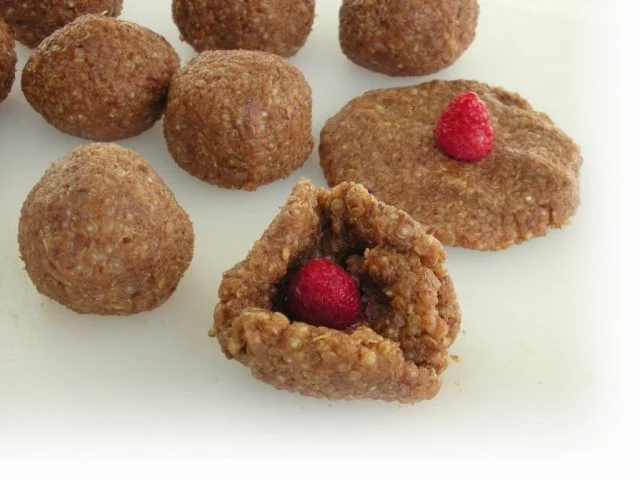 Rezept: Süße Quinoa- Bällchen mit Himbeerkern auf Avocadocreme Bild Nr. 10 Süße Quinoa- Bällchen mit Himbeerkern auf Avocadocreme - Rezept - Bild Nr. 10