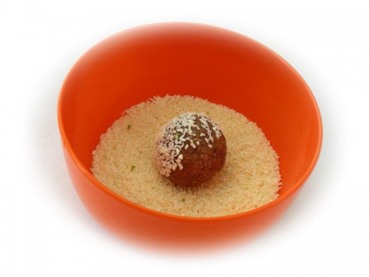 Süße  Quinoa- Bällchen mit Himbeerkern auf Avocadocreme - Rezept - Bild Nr. 11