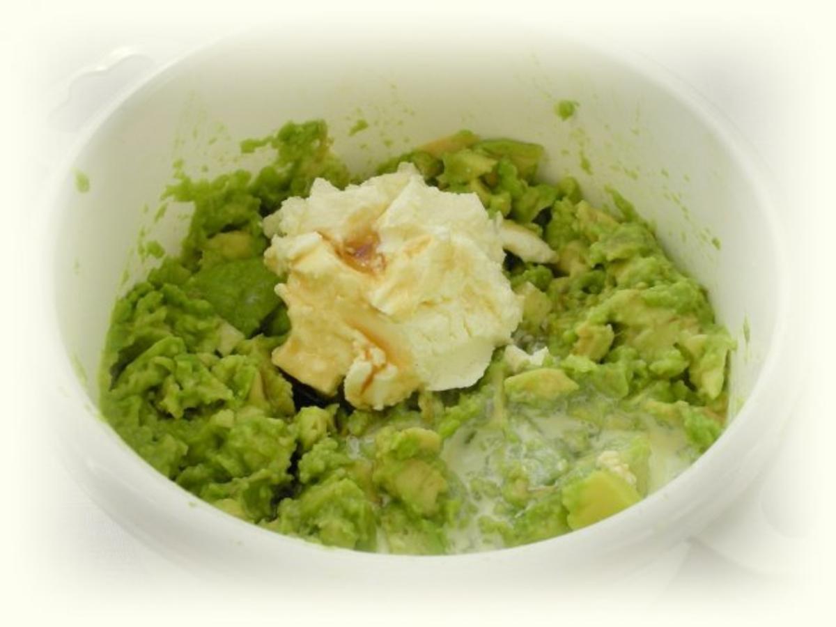 Süße Quinoa- Bällchen mit Himbeerkern auf Avocadocreme - einfach - von ...