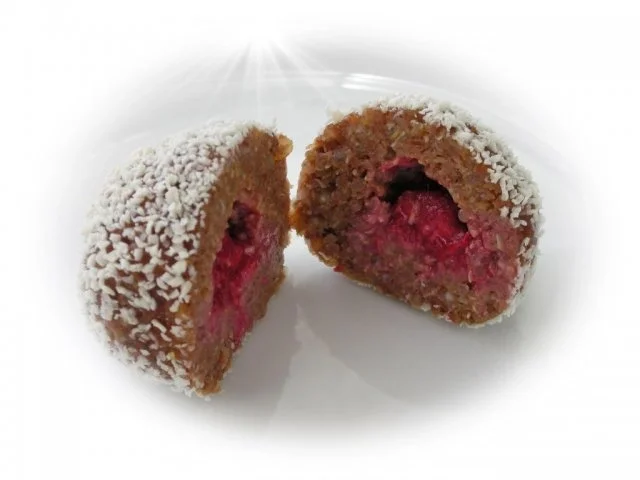 Rezept: Süße Quinoa- Bällchen mit Himbeerkern auf Avocadocreme Bild Nr. 16 Süße Quinoa- Bällchen mit Himbeerkern auf Avocadocreme - Rezept - Bild Nr. 16