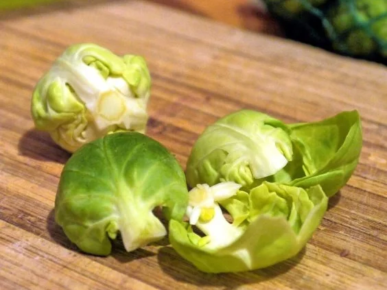 Schollenfilet auf Rosenkohl-Mandel-Bett, dazu Süßkartoffelpüree - Rezept - Bild Nr. 3