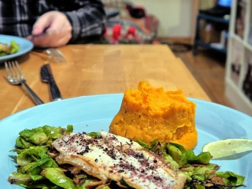 Schollenfilet auf Rosenkohl-Mandel-Bett, dazu Süßkartoffelpüree - Rezept - Bild Nr. 10