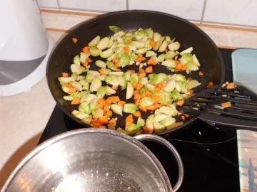 Pfannengericht: Rosenkohl-Möhren-Käsepfanne mit Nudeln - Rezept - Bild Nr. 3