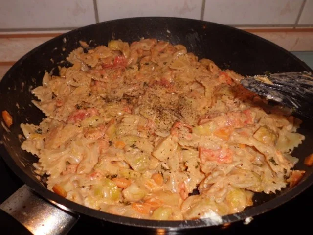 Pfannengericht: Rosenkohl-Möhren-Käsepfanne mit Nudeln - Rezept - Bild Nr. 4