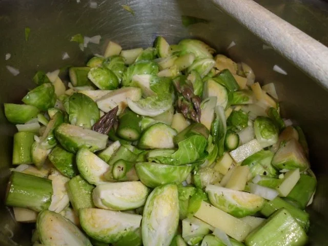 Rezept: Eintopf: Rosenkohl-Grüner Spargel-Topf mit Lachs Bild Nr. 3 Eintopf: Rosenkohl-Grüner Spargel-Topf mit Lachs - Rezept - Bild Nr. 3