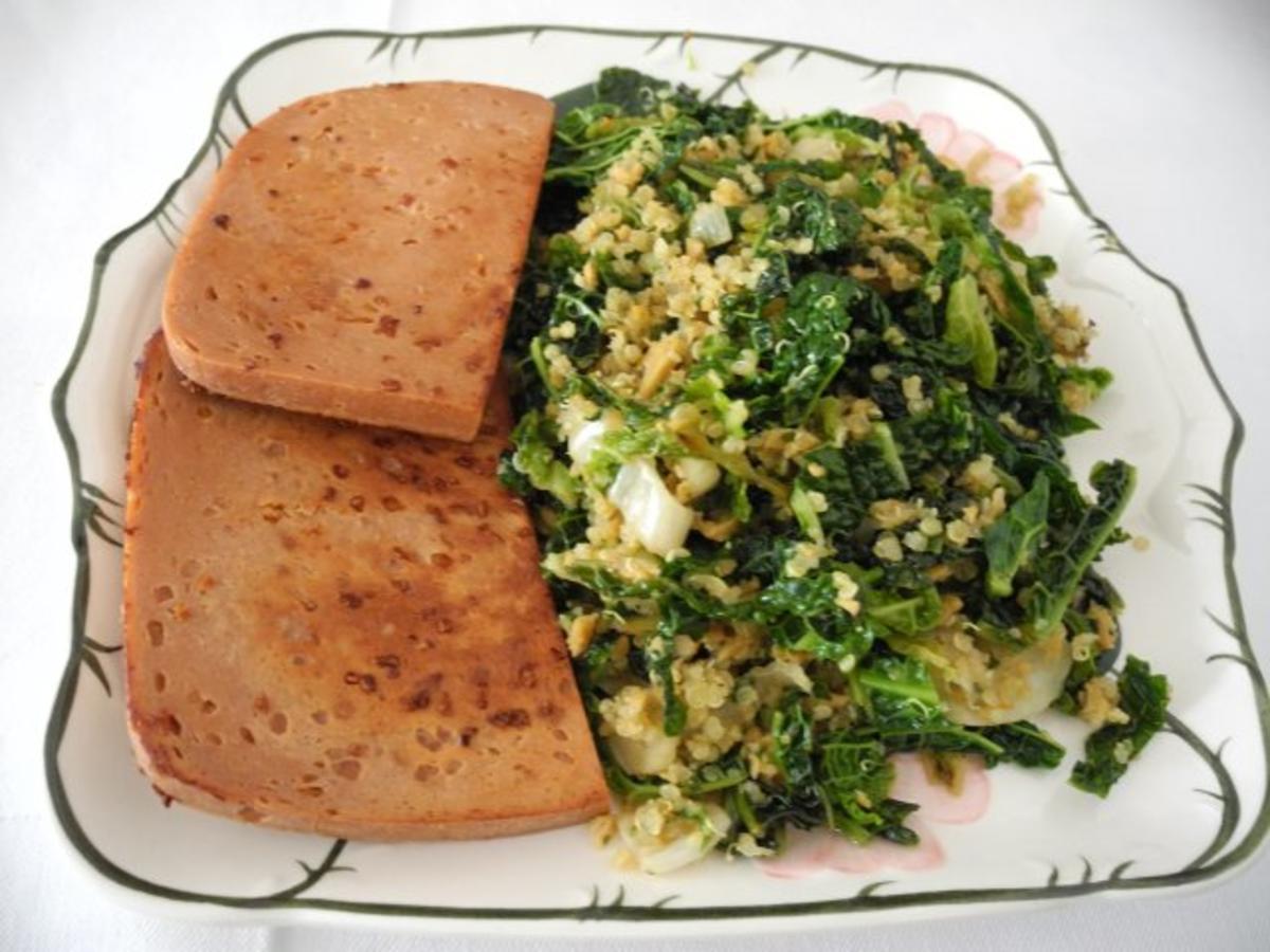Vegan : Wirsing - Quinoa - Pfanne mit Soja - Leberkäse und gerösteten Cashewkernen - Rezept
