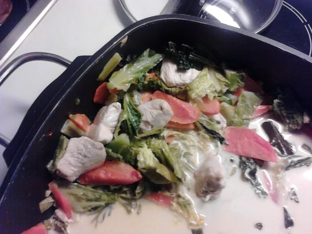 Wirsingpfanne mit Hähnbrust, Kokosmilch, Ingwer und Kaffernlimettenblättern - Rezept