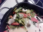 Wirsingpfanne mit Hähnbrust, Kokosmilch, Ingwer und Kaffernlimettenblättern - Rezept