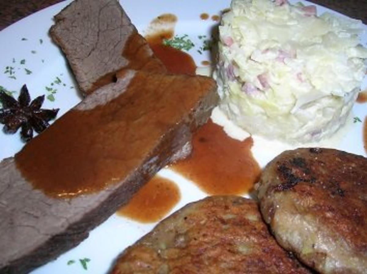 Hirschrückenbraten an weihnachtlicher Sauce, Rahmspitzkohl und
Walnuss-Kartoffel-Plätzchen - Rezept Durch rowiwo