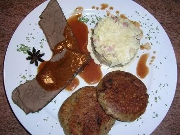 Hirschrückenbraten an weihnachtlicher Sauce, Rahmspitzkohl und Walnuss-Kartoffel-Plätzchen - Rezept - Bild Nr. 2