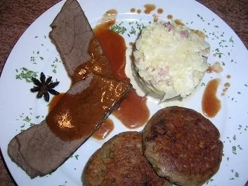 Hirschrückenbraten an weihnachtlicher Sauce, Rahmspitzkohl und Walnuss-Kartoffel-Plätzchen - Rezept - Bild Nr. 4