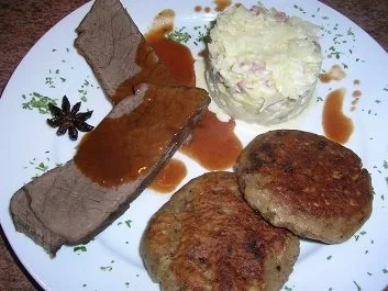 Hirschrückenbraten an weihnachtlicher Sauce, Rahmspitzkohl und Walnuss-Kartoffel-Plätzchen - Rezept - Bild Nr. 3
