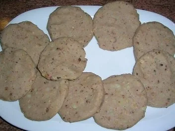 Hirschrückenbraten an weihnachtlicher Sauce, Rahmspitzkohl und Walnuss-Kartoffel-Plätzchen - Rezept - Bild Nr. 5