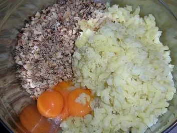 Hirschrückenbraten an weihnachtlicher Sauce, Rahmspitzkohl und Walnuss-Kartoffel-Plätzchen - Rezept - Bild Nr. 6