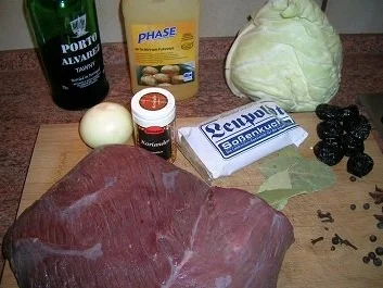 Hirschrückenbraten an weihnachtlicher Sauce, Rahmspitzkohl und Walnuss-Kartoffel-Plätzchen - Rezept - Bild Nr. 7