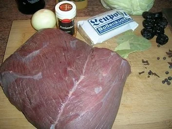 Hirschrückenbraten an weihnachtlicher Sauce, Rahmspitzkohl und Walnuss-Kartoffel-Plätzchen - Rezept - Bild Nr. 8