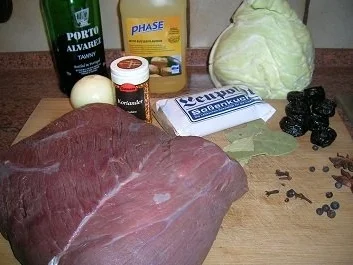 Hirschrückenbraten an weihnachtlicher Sauce, Rahmspitzkohl und Walnuss-Kartoffel-Plätzchen - Rezept - Bild Nr. 9