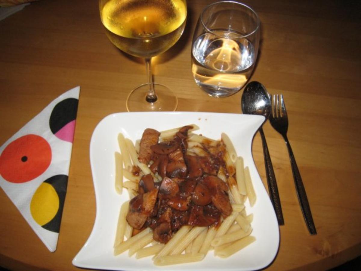 Bilder für Putenfilet in Chianti-Champignon-Sauce mit Penne Rigate - Rezept