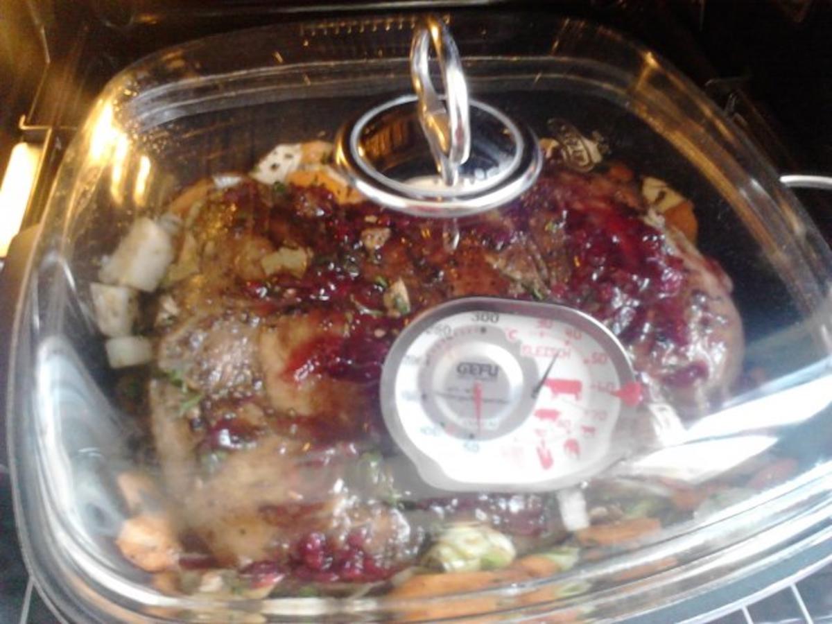 Wildschweinkeule mit Balsamico-Zuckerrübensirup, Preiselbeeren und ... Wildschweinkeule mit Balsamico-Zuckerrübensirup, Preiselbeeren und ...