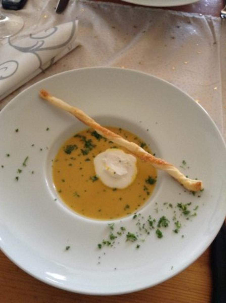 Karottencremesuppe mit Blätterteiggrissini - Rezept - kochbar.de