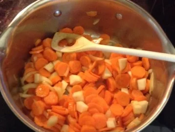 Rezept: Karottencremesuppe mit Blätterteiggrissini Bild Nr. 2 Karottencremesuppe mit Blätterteiggrissini - Rezept - Bild Nr. 2