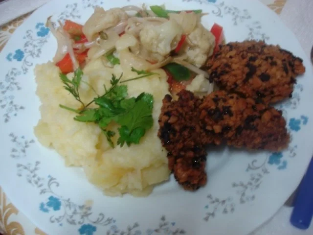 Hähnchennuggets mit Sellerie-Kartoffelstampf und Wok-Gemüse - Rezept