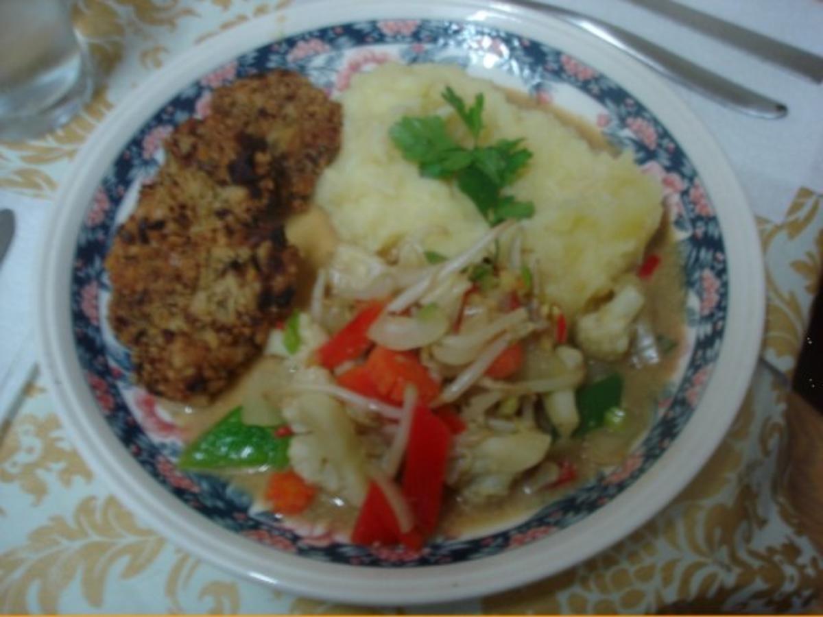 Hähnchennuggets mit Sellerie-Kartoffelstampf und Wok-Gemüse - Rezept - Bild Nr. 16