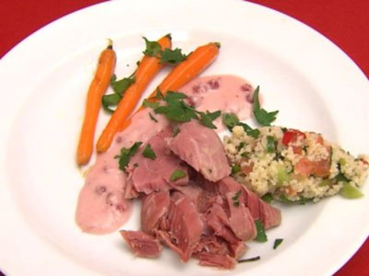 Surhaxnfleisch mit Tabouleh und Preiselbeer Meerettichdip, dazu Babykarotten in Balsamico - Rezept