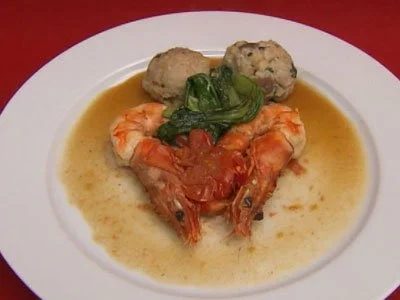 Riesengarnelen in Weißbiersoße, Chili & Kirschtomaten, dazu Steinpilz-Grüner-Apfel-Knödel - Rezept