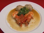 Riesengarnelen in Weißbiersoße, Chili & Kirschtomaten, dazu Steinpilz-Grüner-Apfel-Knödel - Rezept