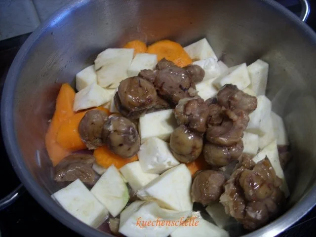 Rezept: Sellerie-Maronen-Süppchen mit Schinkenchips Bild Nr. 2 Sellerie-Maronen-Süppchen mit Schinkenchips - Rezept - Bild Nr. 2