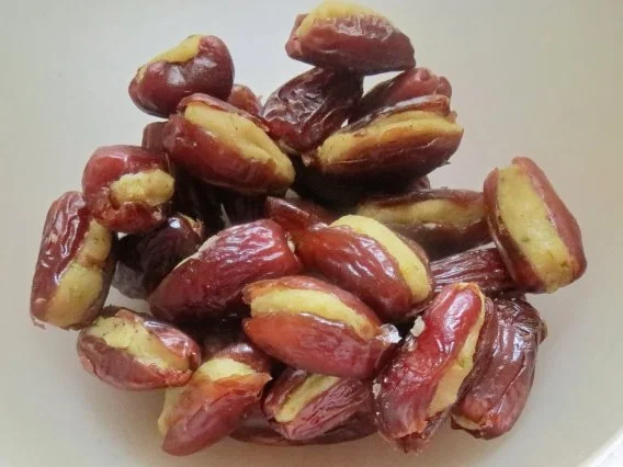 Süßes: Gefüllte Datteln im Teigmantel - Rezept - Bild Nr. 3