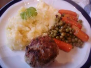 Korianderbuletten mit Sellerie-Kartoffelstampf und Erbsen mit Möhren - Rezept